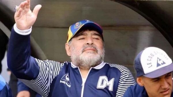 Best, Maradona y el día internacional del fútbol