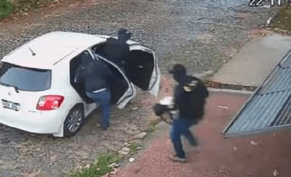 Delincuentes utilizaron uniformes policiales para asaltar a comerciante oriental - Noticiero Paraguay