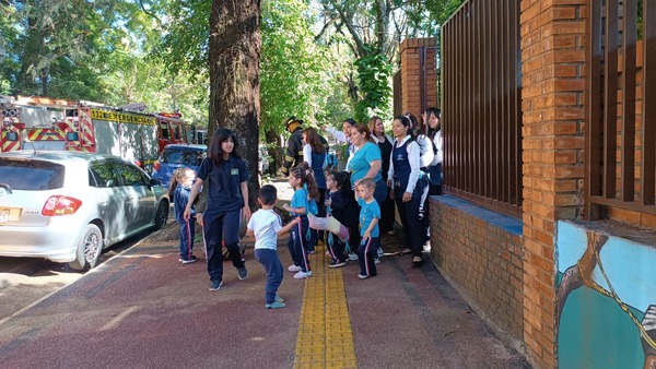 Simulacro de incendio fortalece la preparación de futuros docentes del CREE
