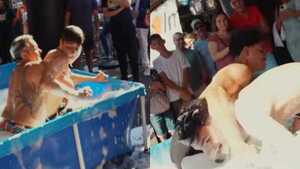 Arrieros pelearon dentro de una "bañera" por un iPhone 16