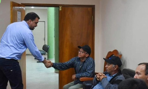 Miembros de la FNC llegan hasta la Gobernación de Caaguazú a exigir la reparación de caminos rurales - OviedoPress