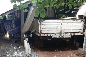 Niña de 8 años muere arrollada por un camión en su vivienda - Noticiero Paraguay