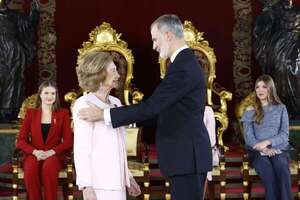 La reina Sofía recibió el Toisón de Oro de manos de Felipe VI y rodeada del amor de sus nietas - Gente - ABC Color