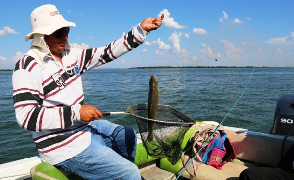 Inicia pago de subsidio a pescadores afectados por la veda