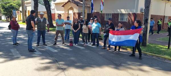 San Juan Bautista: vecinos de Loma Perõ protestan frente a la Gobernación de Misiones exigiendo el reinicio de obras en la Ruta del Progreso - Nacionales - ABC Color