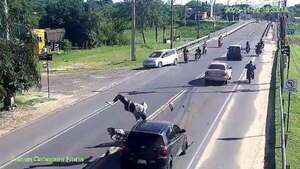 Vídeo: así un motociclista chocó contra un auto tras adelantarse por la banquina - Policiales - ABC Color
