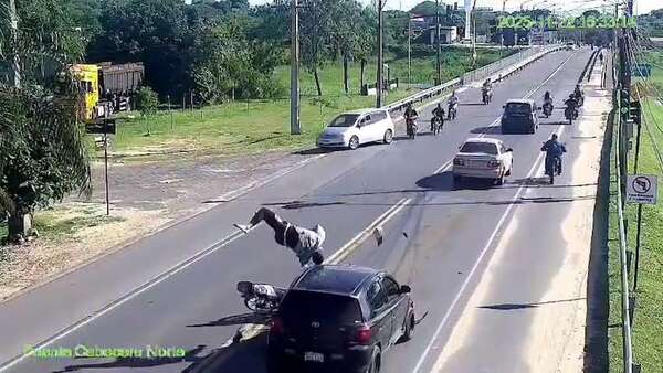 Vídeo: así un motociclista chocó contra un auto tras adelantarse por la banquina - Policiales - ABC Color