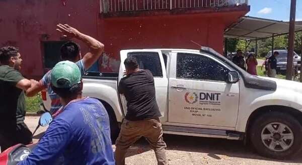 Video: comerciantes impiden control de DNIT y denuncian persecución - Nacionales - ABC Color