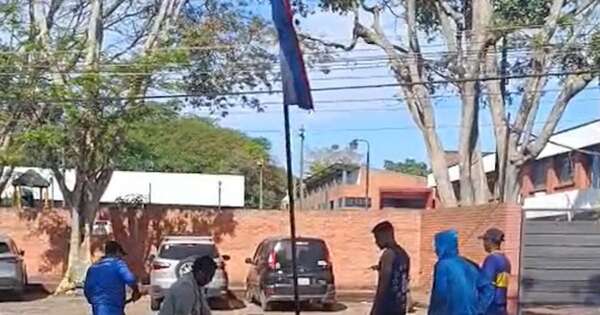 La Nación / En Villa Elisa, vecinos denuncian a la comuna por tala de árboles nativos del paseo central