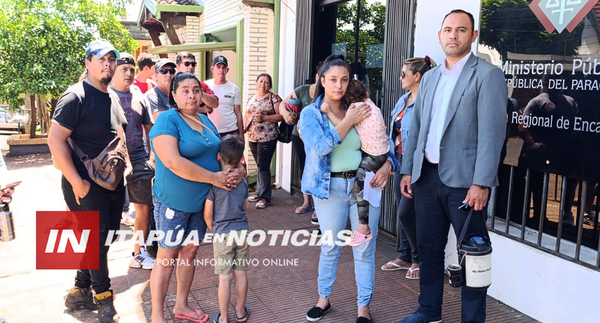 FAMILIARES DE APREHENDIDO TRAS ASALTO SE MANIFIESTAN FRENTE A LA FISCALÍA
