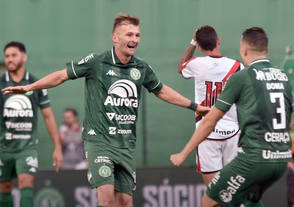 Popular / ¡Walter Clar se convirtió en héroe del Chapecoense! ¡Con su gol vuelven a Primera del fútbol rapai!