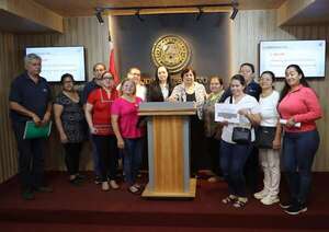 Enfermeras denuncian crisis salarial y laboral en IPS: 4.300 profesionales cobran por debajo del salario mínimo - Política - ABC Color