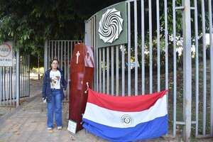 Exfuncionaria despedida protesta con féretro frente a la EBY en Ayolas - Nacionales - ABC Color