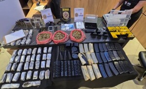 Desmantelan banda que abastecía de armas y drogas al Comando Vermelho