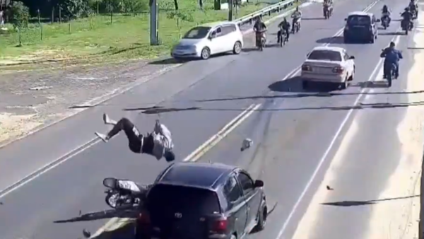 Video: Motociclista choca de frente tras adelantamiento indebido en Pilar