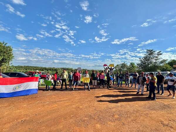 Vecinos se manifestaron frente a la sede del MOPC para exigir la reparación de los caminos - ABC en el Este - ABC Color