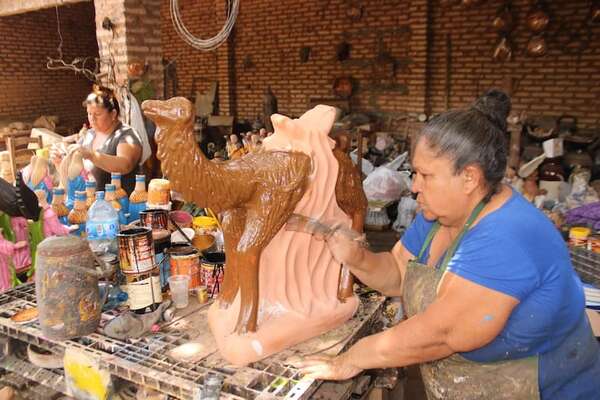 Areguá revive historias navideñas con la restauración de pesebres antiguos y la Expo Pesebre 2025  - Nacionales - ABC Color