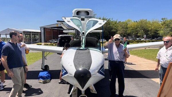 Alfredo Jaeggli recupera su avión hídrico proveniente de Estados Unidos y aterriza en Paraguay
