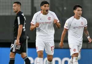 Clausura argentino:  Barracas con 10 hombres logra la heróica y avanza - Fútbol - ABC Color