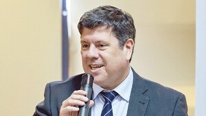 Ministro se adjudicó 12 lotes el Indert, denunció senador