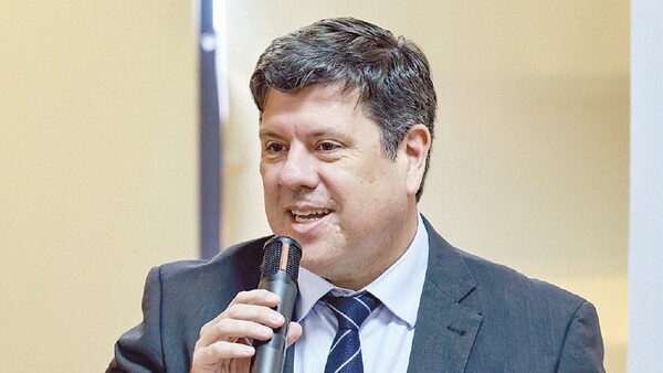 Ministro se adjudicó 12 lotes el Indert, denunció senador