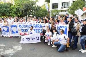 Protesta de enfermeras: reclaman falta de insumos y gastos cuestionables en salud - Nacionales - ABC Color