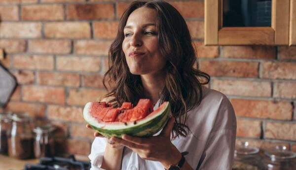 Popular / ¡Atendé esto! Pechean no comer media sandía solito