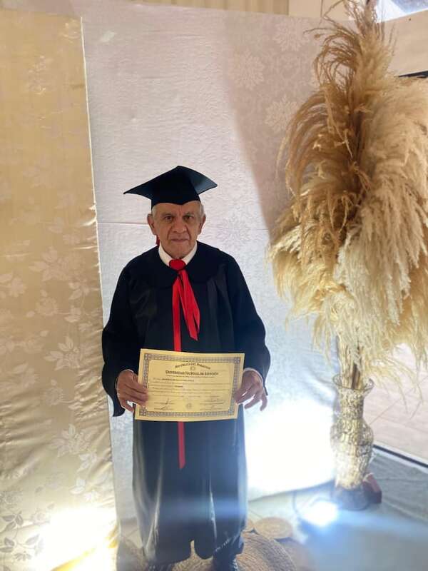 A los 67 años, Don Alvar se recibe de Abogado y cumple un sueño de vida  - Nacionales - ABC Color