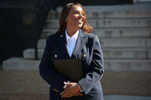 Jueza desestima casos contra Comey y James en EEUU