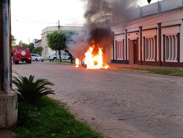 Popular / Auto okaipaite en plena calle de Concepción