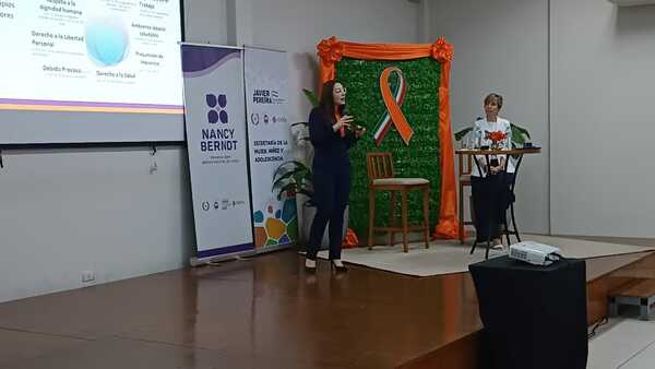 Conversatorio promueve el empoderamiento femenino en el Día Internacional contra la Violencia hacia la Mujer