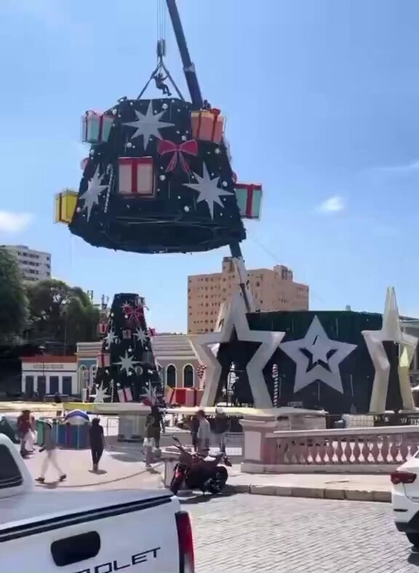 Brasil: trabajador murió aplastado durante montaje de árbol navideño | Unicanal