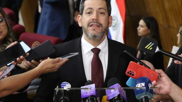 Latorre reitera apoyo a Pérez por encima de los demás cartistas y dice que compromiso es llegar a las bases