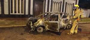 Video: auto se incendia frente a la Municipalidad de Concepción - Policiales - ABC Color