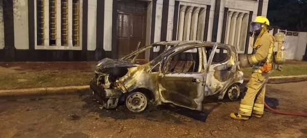 Video: auto se incendia frente a la Municipalidad de Concepción - Policiales - ABC Color