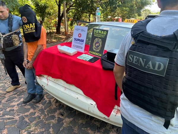 SENAD capturó a un hombre que repartía cocaína en un taxi