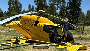 Helicóptero que realizaba vuelo de instrucción cae a tierra en el barrio Sajonia de Asunción