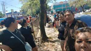 Shakira: “Fuimos estafados”, dicen vendedores ambulantes ante vallado de la Nueva Olla  - Nacionales - ABC Color