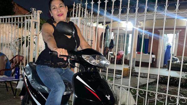 Regalaron una moto a su mamá: “No hay día especial para hacerla feliz”