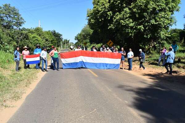Ayolas: vecinos de Co’eyu 1 bloquearon ruta en reclamo de camino de todo tiempo - Nacionales - ABC Color