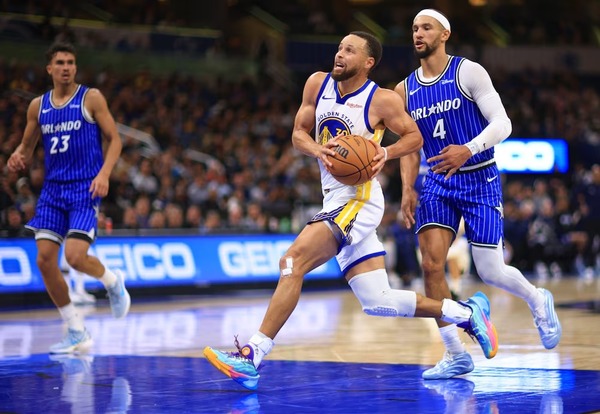 Curry deja Under Armour mientras Nike, Adidas y Puma se preparan para competir