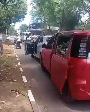 Choque termina en pelea y caos en plena avenida