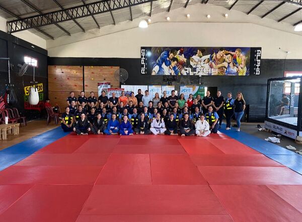 25N: Primer seminario de defensa personal para agentes femeninas de Itapúa