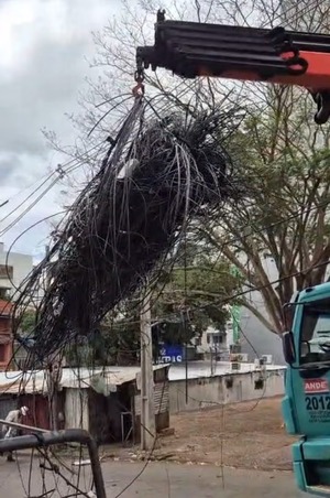 Tras años de caos en el cableado, la Ande inicia limpieza integral en CDE - ADN Digital