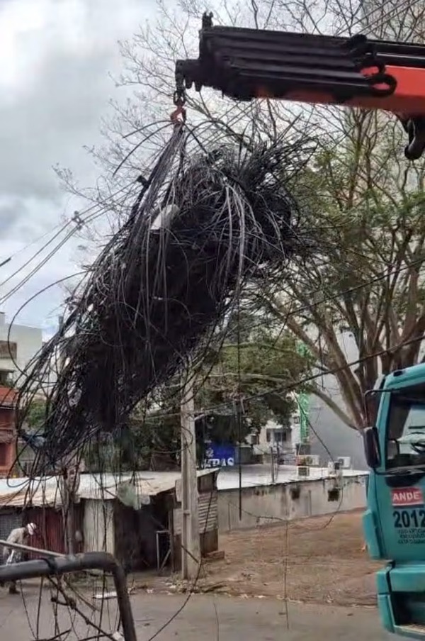 Tras años de caos en el cableado, la Ande inicia limpieza integral en CDE - ADN Digital