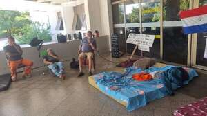 Asunción: Jubilados siguen en huelga de hambre para que Bello pague a la Caja Municipal - Nacionales - ABC Color