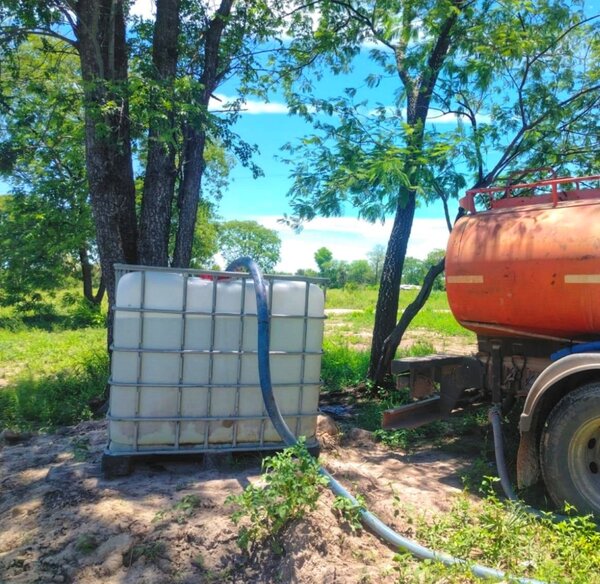 Mejoran caminos y abastecen de agua a comunidades de Presidente Hayes