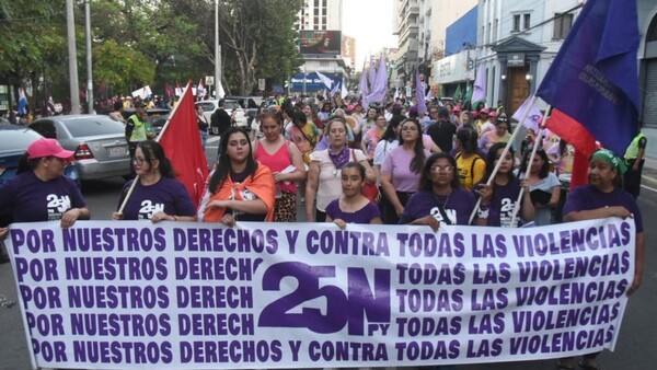 Gran marcha de mujeres en Asunción en reclamo de sus derechos y contra todas las violencias