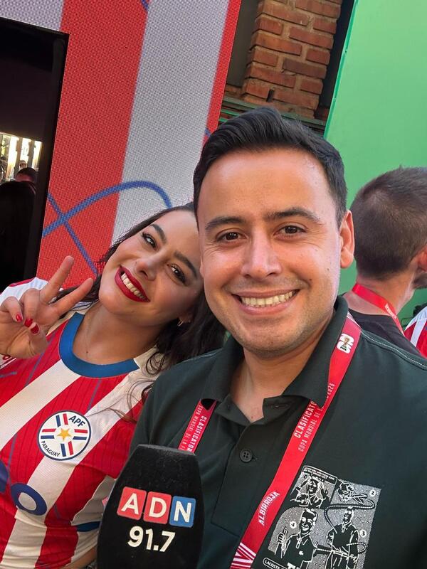 Popular / (VIDEO) ¡Lari Riquelme lista para "Grítalo América" con el chileno Trovador del Gol!