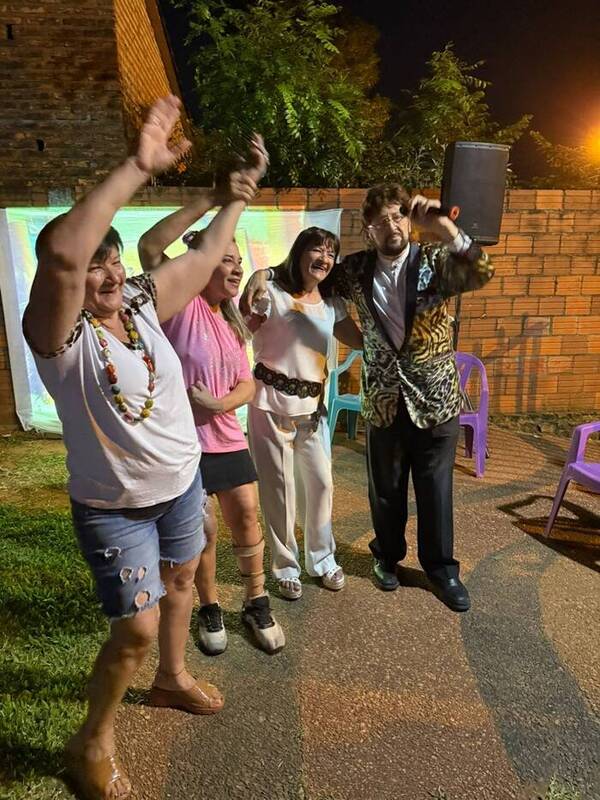 [VIDEO] Doña cumplió 62 años y abrazó a su ídolo de juventud